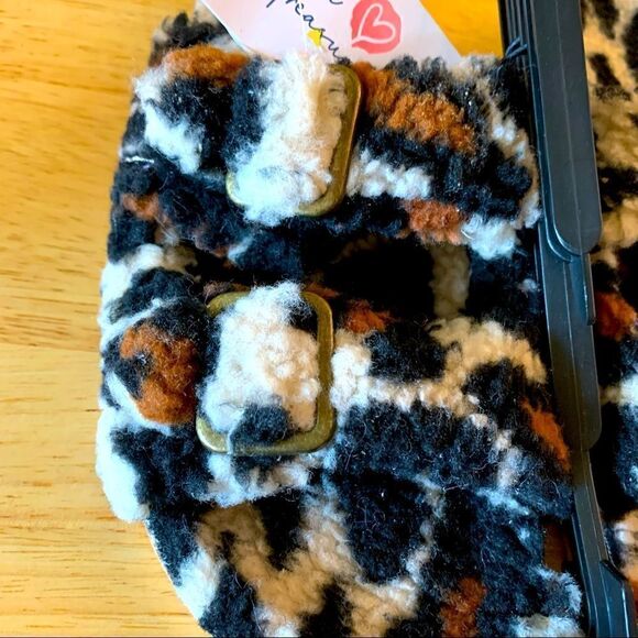NWT Secret Treasures Fluffy Slide Sandals Animal Print Size 9 Gorgeous - Picture 2 of 5